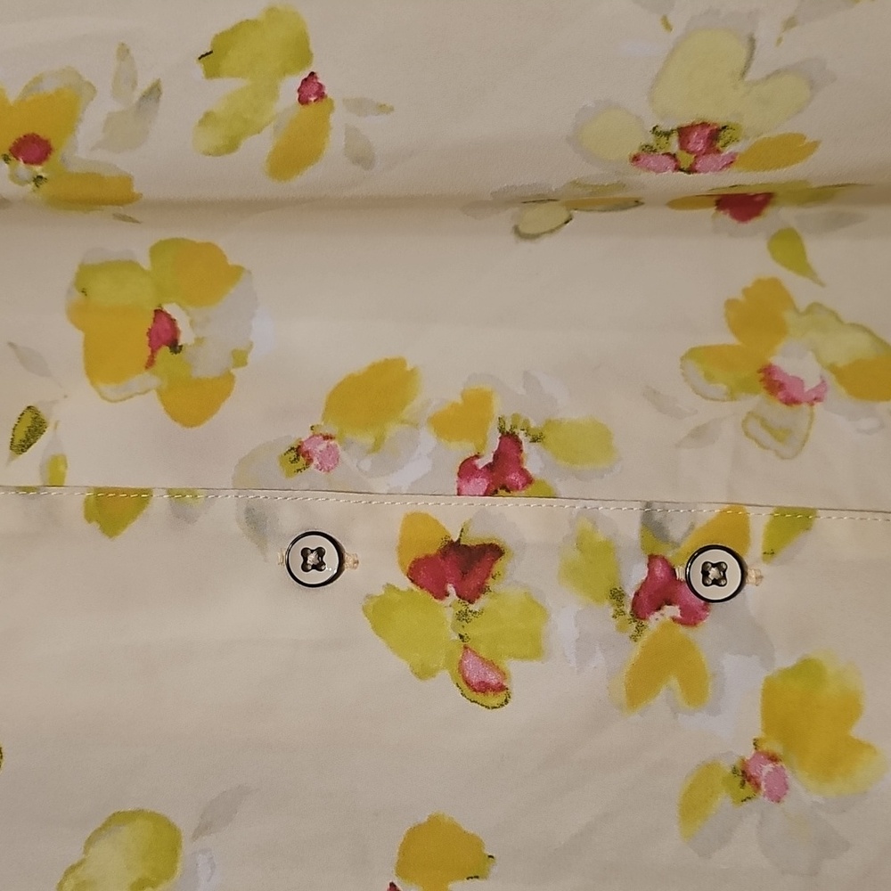 Cabi Go-to-blouse Spring 2023 flower floral light pastel muted yellow Sz S EUC - Picture 9 of 14